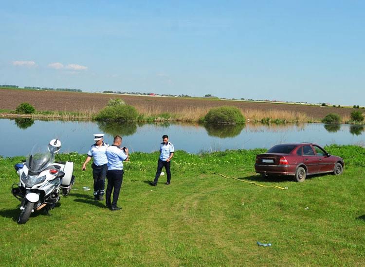 Un şofer fără permis a sărit într-un lac din Ilfov pentru a scăpa de un poliţist care îl ameninţa cu pistolul