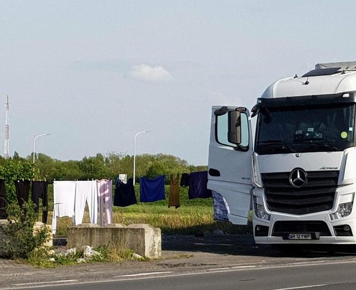 Un şofer român de TIR şi-a întins rufele la uscat