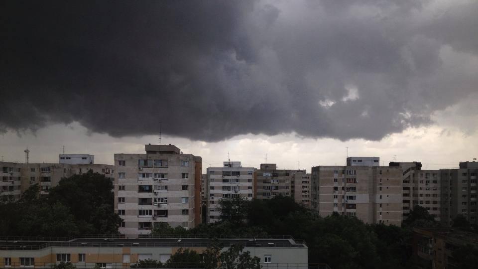 ANM anunţă o nouă furtună în Bucureşti. În câteva ore, vremea se schimbă dramatic în Capitală. Vin ploi şi vijelii