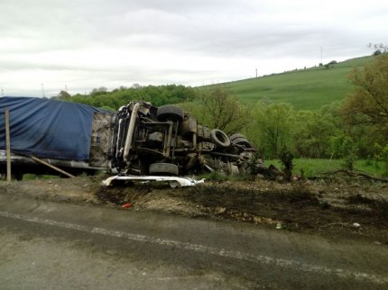 Un TIR a fost găsit răsturnat pe marginea drumului