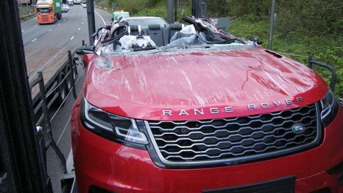 Un şofer de camion neatent a "decapitat" un SUV de 70.000 de euro, transformându-l într-o decapotabilă