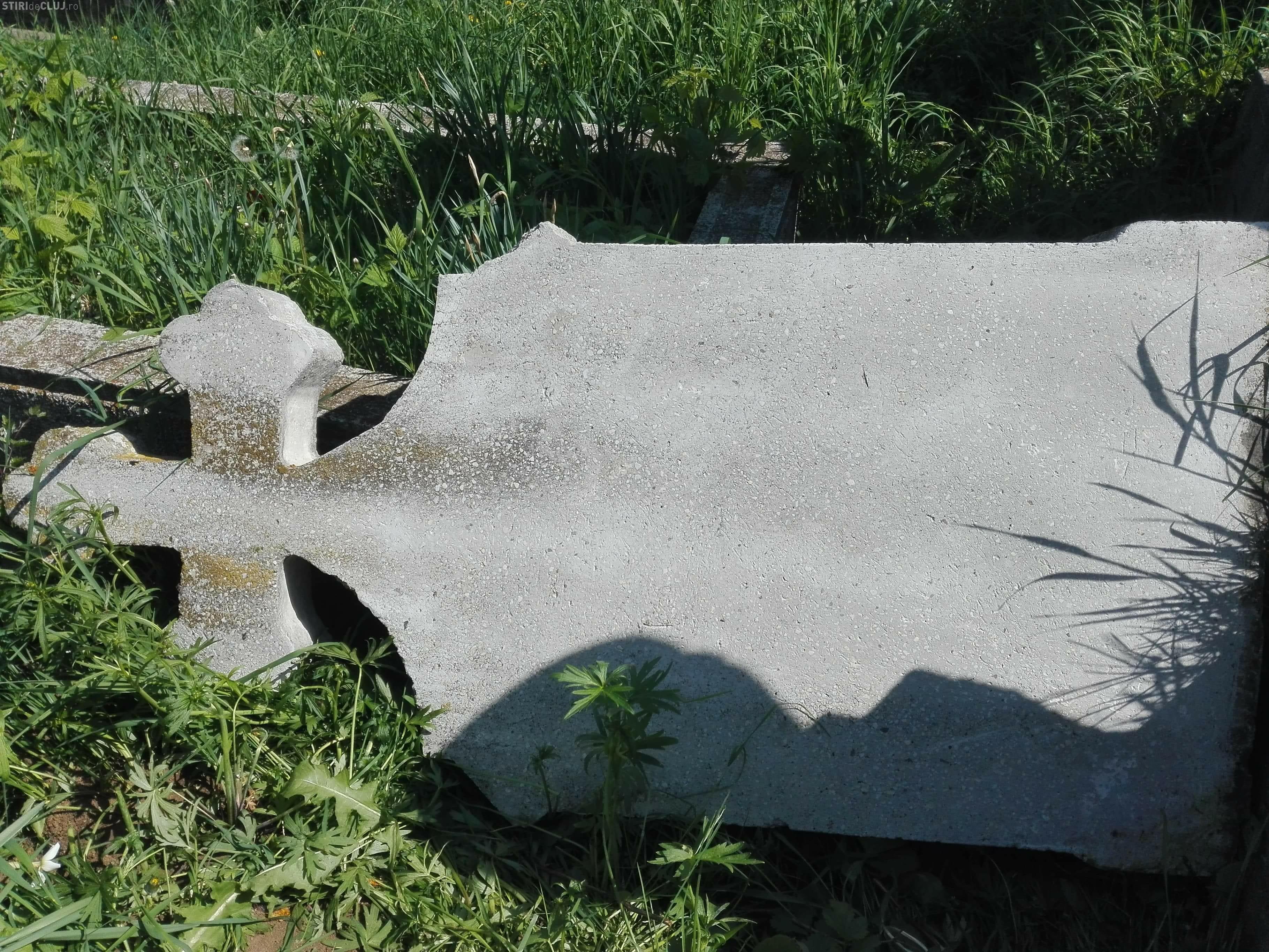 Un băieţel de 8 ani a fost strivit în cimitir de o cruce de piatră, după ce a dus flori la mormântul frăţiorului său