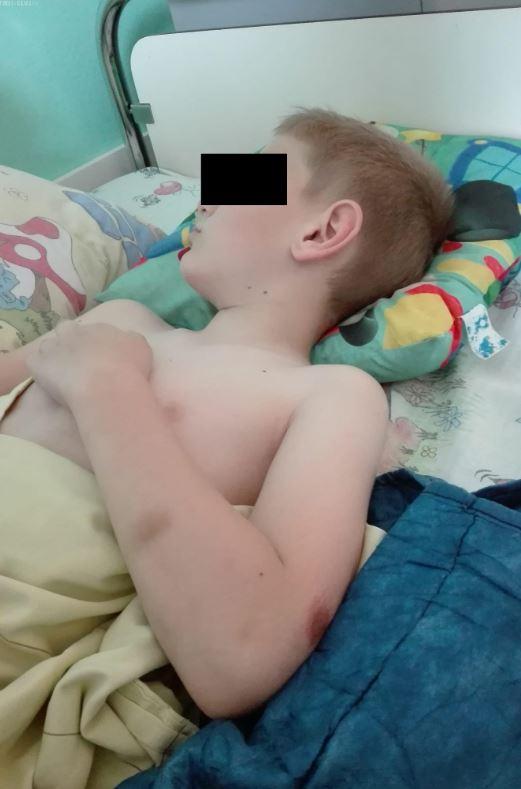 Un băieţel de 8 ani a fost strivit în cimitir de o cruce de piatră, după ce a dus flori la mormântul frăţiorului său