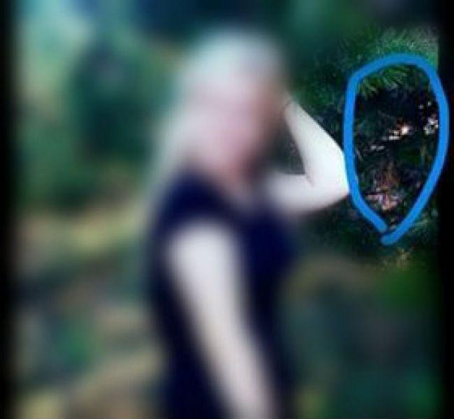 Prietena fotografului criminal a publicat pe Facebook o fotografie care pare să fie făcută tot într-o pădure