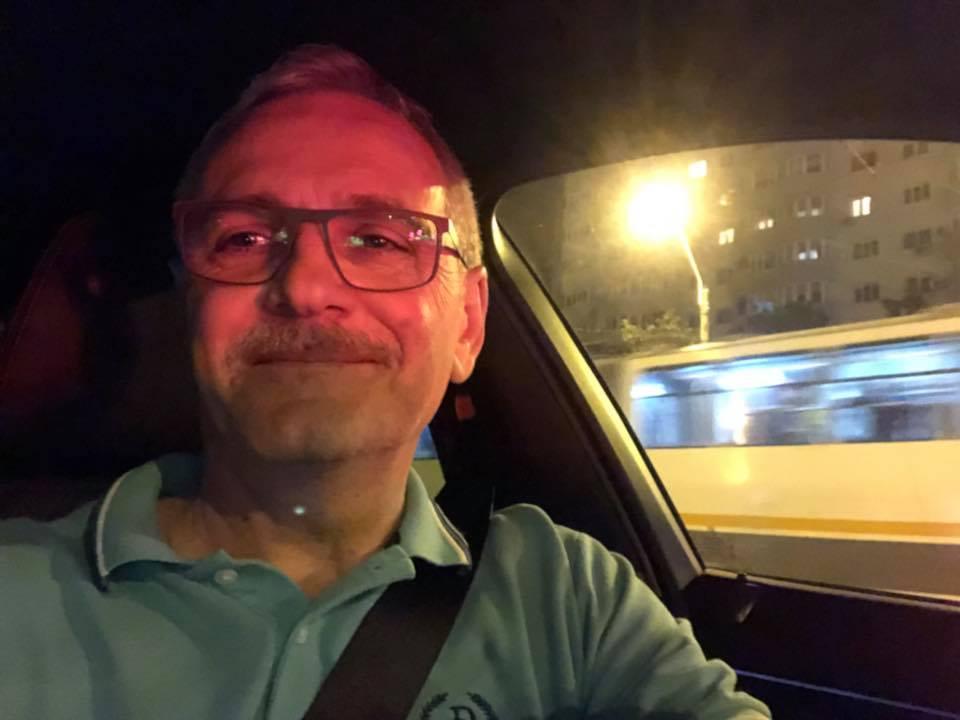 Petrecere la sediul PSD, după ce Liviu Dragnea a câştigat o navetă cu bere pentru un selfie pe Facebook