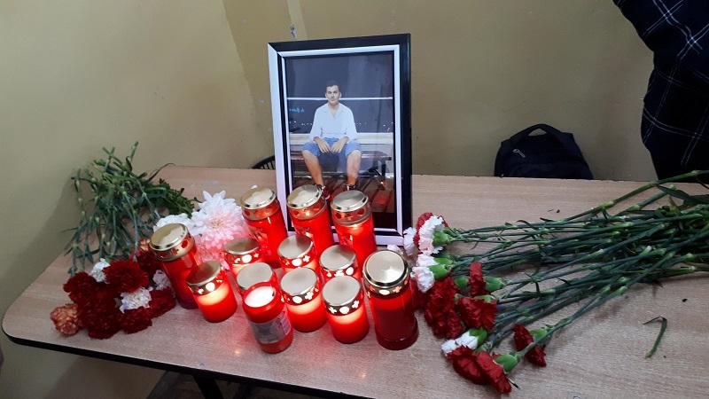 Colegii lui Vlad Constantinescu au facut un altar in clasa de liceu