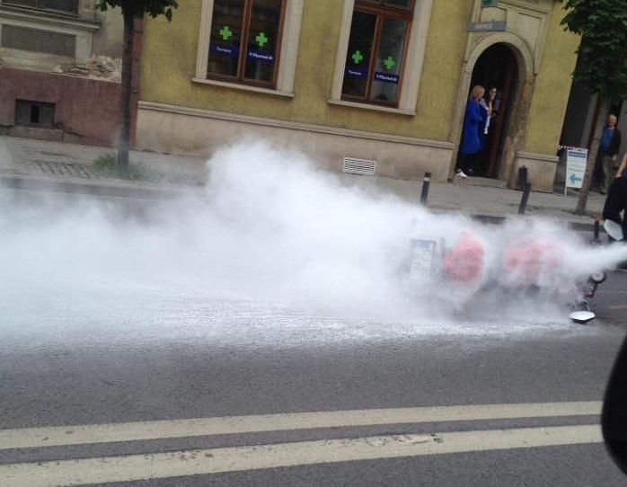 O şoferiţă a vrut să intre într-o curte la dreapta direct de pe banda doi şi a lovit în plin un motociclist, la Cluj