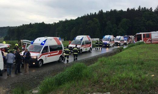 Un microbuz cu opt români s-a răsturnat pe un drum comunal din Austria. Trei dintre victime sunt grav rănite, două au fost luate cu elicopterul