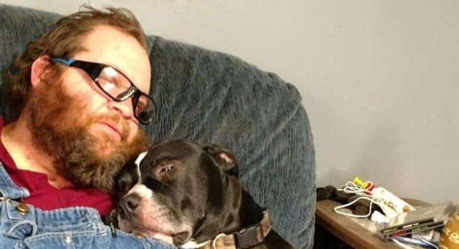 Poliţişti la casa victimei Un bărbat din statul american Iowa a fost împuşcat în picior de propriul său câine