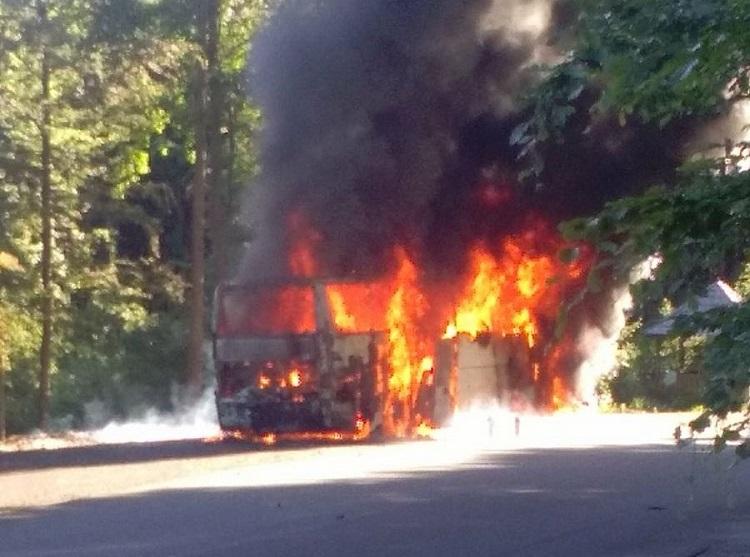 Un autocar plin cu pelerini a luat foc în mers, pe un drum din Maramureş. Pompierii intervin de urgenţă la faţa locului