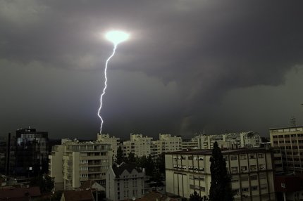 ANM a emis o nouă alertă de vreme severă imediată. Furtuni, ploi torenţiale şi grindină, în următoarea oră