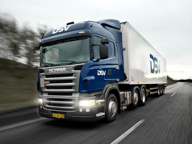 Poliţia a anunţat pe facebook ce păţeşti dacă mergi tot timpul cu proiectoarele de ceaţă aprinse: "Nu conduci cu ştergătoarele pornite când e soare afară!"