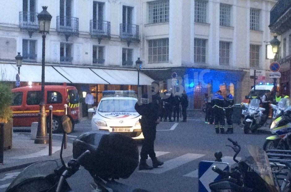 Detalii şocante în cazul atacului terorist de la Paris. Cine este individul care a înjunghiat trecătorii, în zona Operei din Paris
