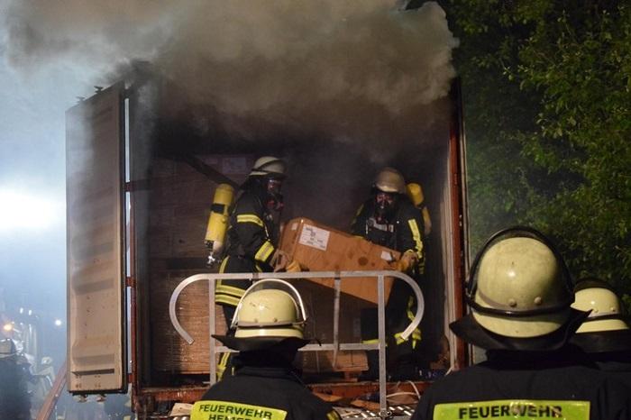 Un camion românesc a luat foc într-o parcare din Germania. Opt ore s-au luptat cu flăcările 29 de pompieri