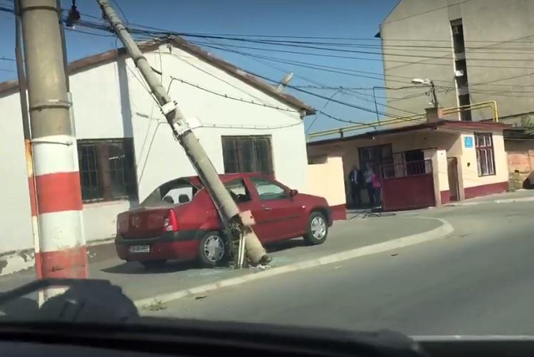Maşină distrusă de un stâlp la Sibiu, doborât de utilajul care ridica ridica un autoturism parcat ilegal