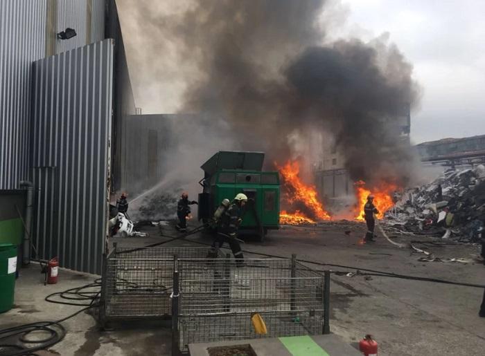 Un incendiu violent a izbucnit la un de pozit de mase plastice, în Prahova