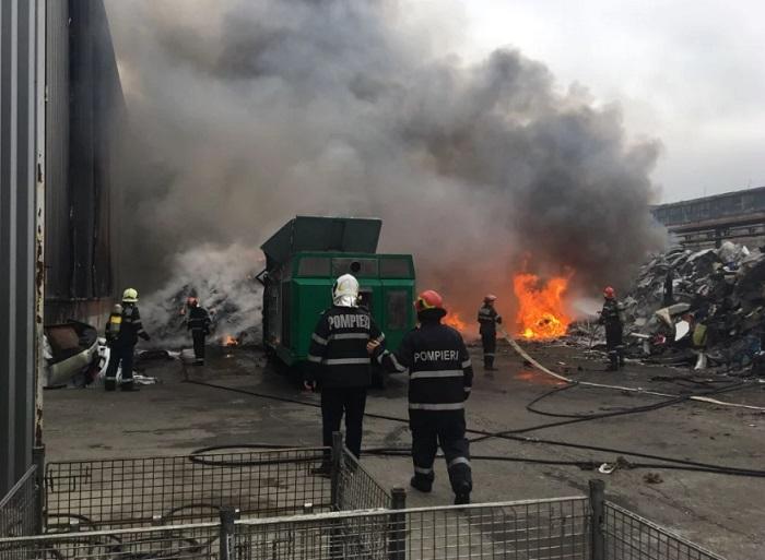Un incendiu violent a izbucnit la un de pozit de mase plastice, în Prahova