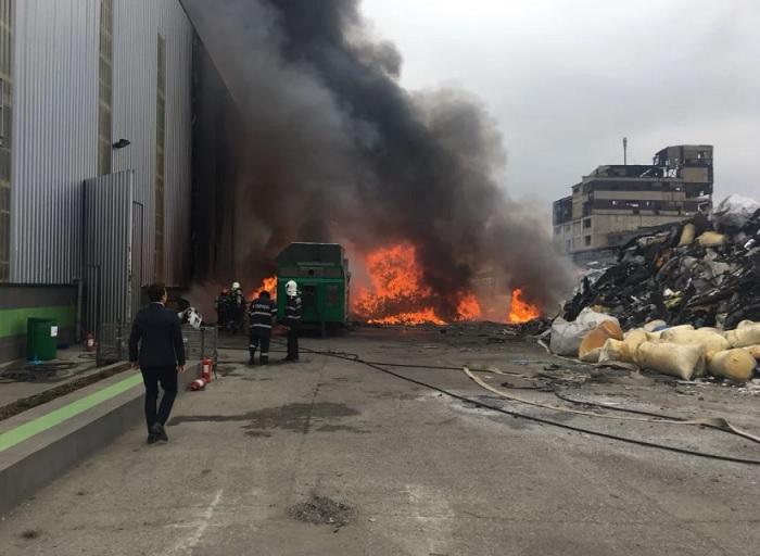 Un incendiu violent a izbucnit la un de pozit de mase plastice, în Prahova