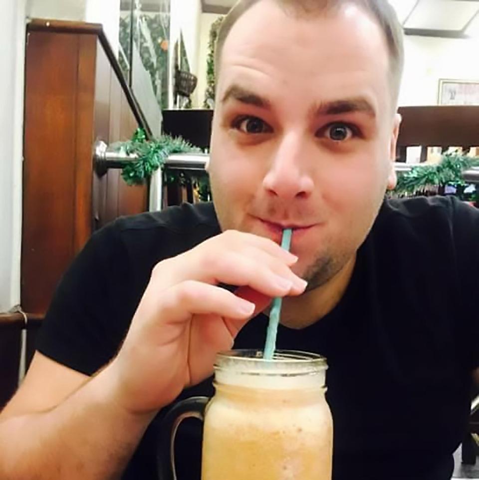 n clovn şi-a măcelărit fosta iubită în faţa celor trei copii ai ei şi a transmis oroarea pe Facebook