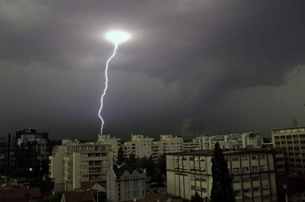 ANM a prelungit alerta de vreme severă! Vor fi ploi ploi, vijelii şi grindină în toată ţara, până diseară la ora 19.00