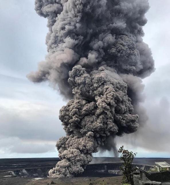 Erupţia masivă a vulcanului Kilauea aproape a paralizat traficul aerian. Pagubele sunt enorme