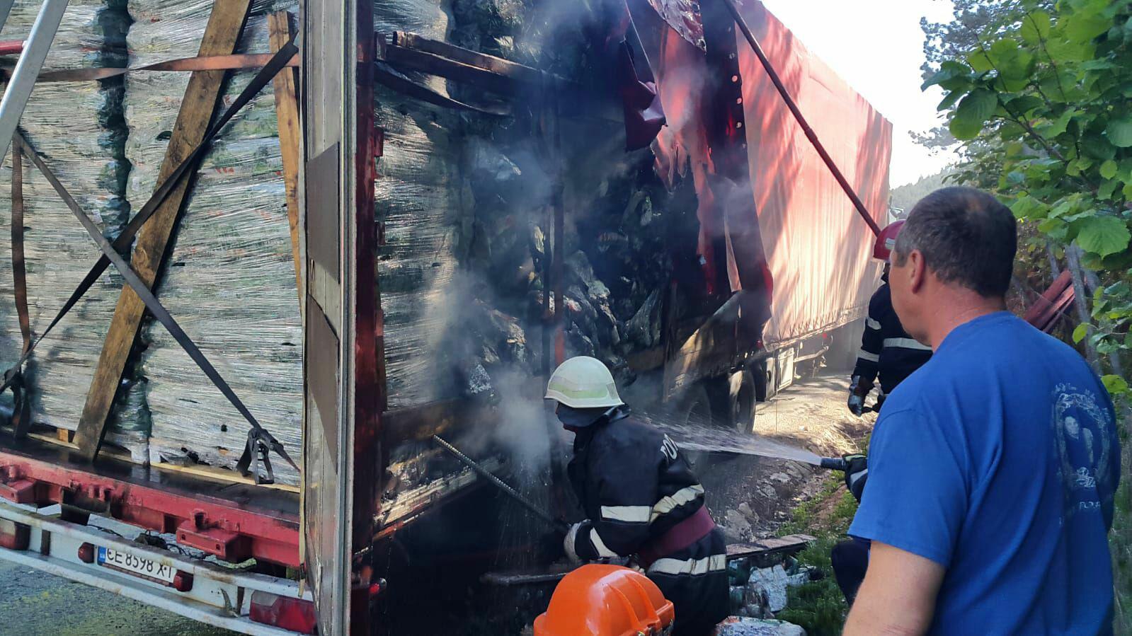 Un TIR care transporta cărbuni s-a transformat într-un uriaş grătar, după ce a luat foc pe o stradă din Neamţ