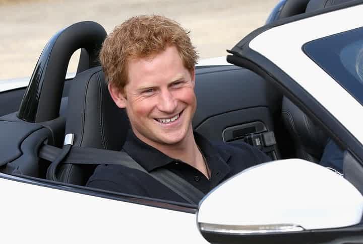 Prinţul Harry la volanul unei maşini