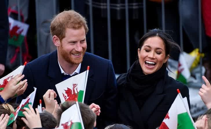 Meghan Markle și Prințul Harry salută mulțimea în Țara Galilor