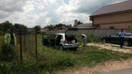 O femeie a fost găsită moartă într-o mașină parcată pe o stradă din Valu lui Traian