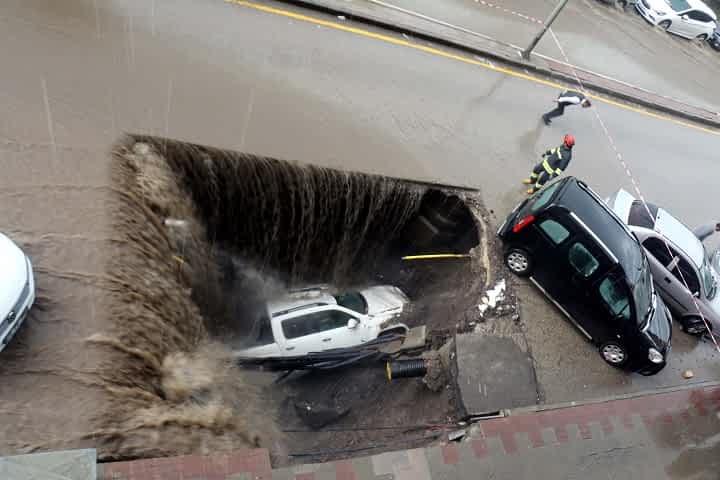 Maşină căzută în craterul format în asfalt, în timpul unei furtuni în Turcia