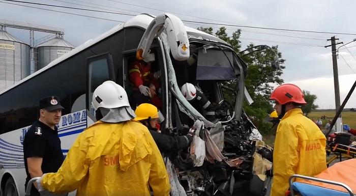 Grav accident rutier, între un autobuz cu pasageri şi un autocamion, pe un drum judeţean din Arad. Un pasager a murit