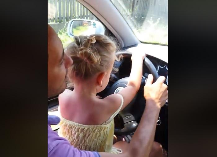 O fetiţă de nici 6 ani e la volan, într-un sat din Călăraşi, şi mama ei o încurajează: "Ţine maşina dreaptă mami, că uite, vine din faţă!"