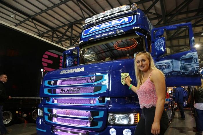Regina camioanelor are doar 21 de ani şi conduce un monstru de 730 CP, stârnind invidia şoferilor, pe şoselele din Europa