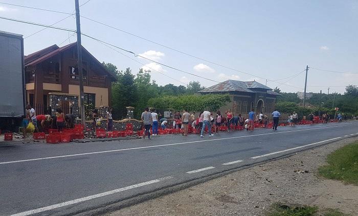 Mii de sticle de bere pe şosea, la Ion Luca Caragiale. Un TIR a pierdut pe drum toată încărcătura