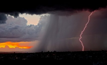 Alertă cu efect imediat de fenomene meteo periculoase. O furtună puternică va lovi mai multe judeţe