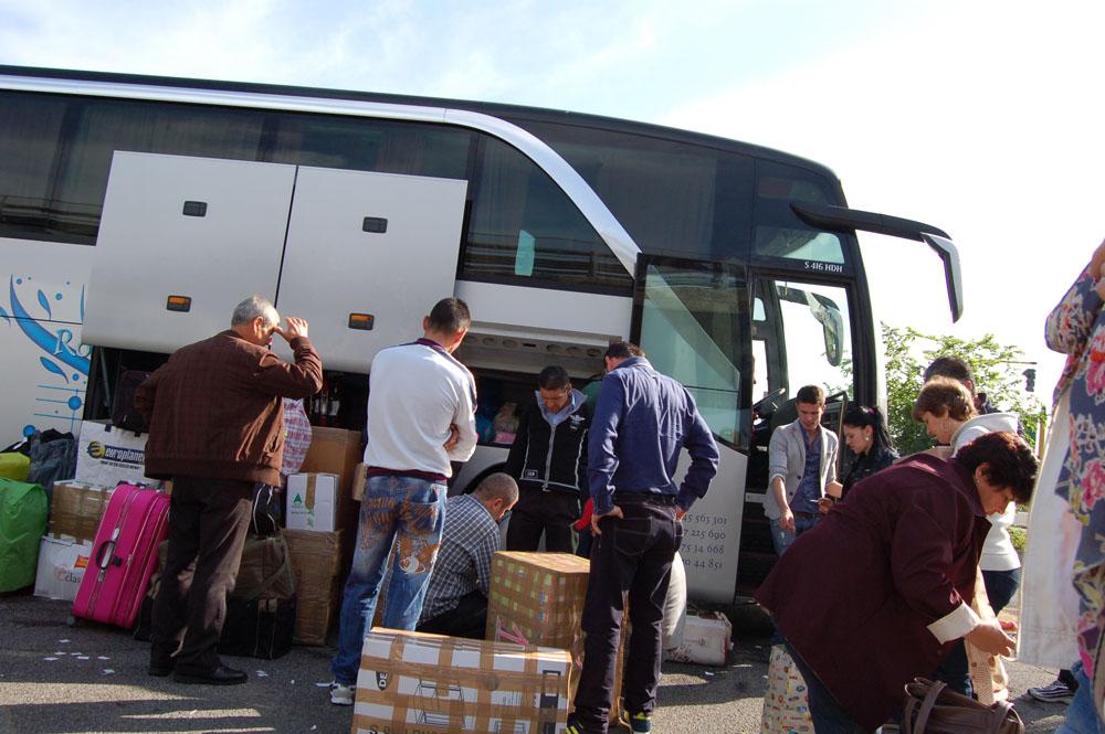 Romani autocar Români tâlhăriţi în autocarul cu care se întorceau din străinătate