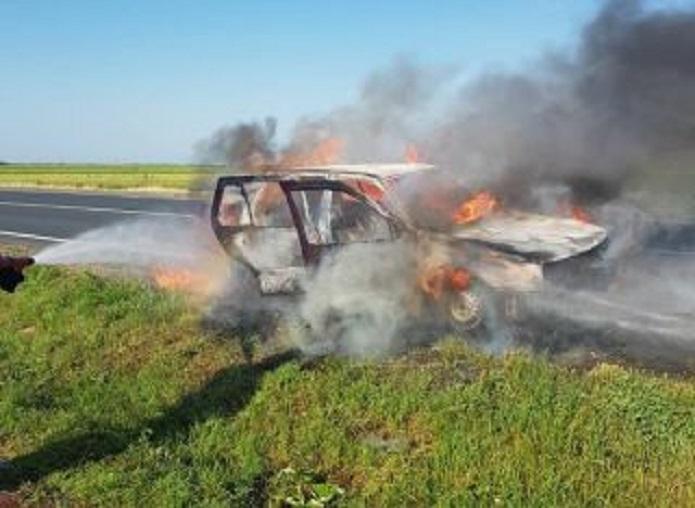 Un autoturism a luat foc în timpul mersului, în zona localității arădene Nădab, iar pentru stingerea incendiului au intervenit pompierii din orașul Chișineu Criș.