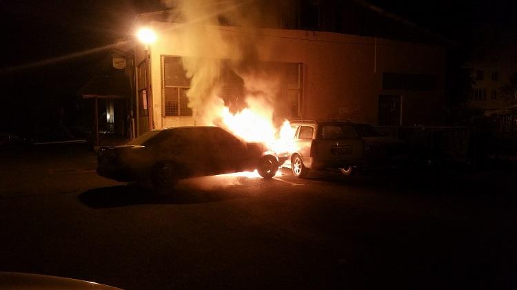Scene inexplicabile într-o parcare din Piatra Neamţ: O maşină a pornit singură, apoi a luat foc! Oamenii au privit de la balcoane grozăvia