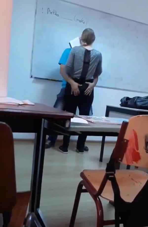 Profesor de engleza, filmat in timp ce saruta o eleva de 15 ani