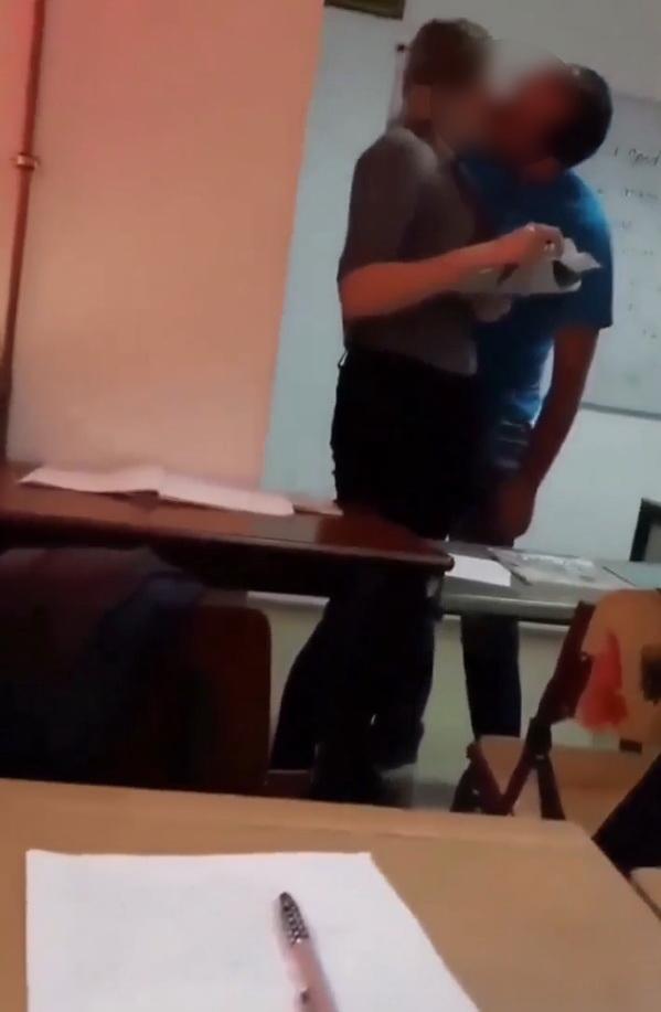 Profesorul din Sighetu Marmatiei a fost filmat in timp ce o pipaia si o saruta pe eleva