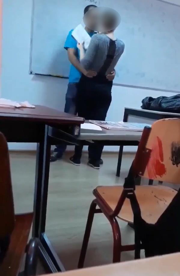 Eleva s-ar fi sarutat cu profesorul de engleza pentru a nu ramane corigenta