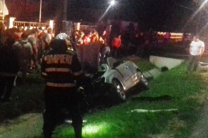 Şoferul de 18 ani care a intrat într-un autobuz, la Schitu Goleşti, nu avea permis. Prietenii lui, tot adolescenţi, au murit în accident