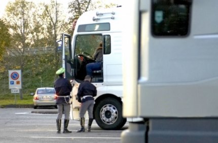 Efectuarea repausului săptămânal de 45 de ore în cabina camionului e pedepsită aspru în Italia, de la 1 mai