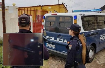 O româncă de 24 de ani a fost ţinută sclavă 5 ani, în Spania. Imagini din momentul în care poliţia o eliberează (video)