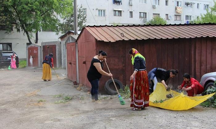 Primarul din Focşani a scos asistaţii social la curăţenia stradală