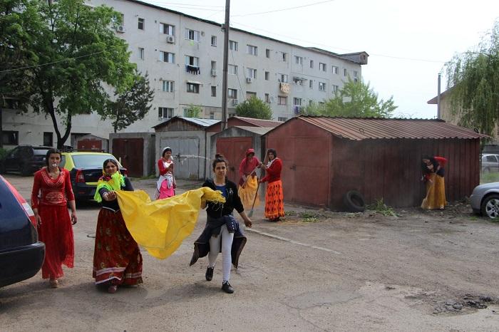 Primarul din Focşani a scos asistaţii social la curăţenia stradală