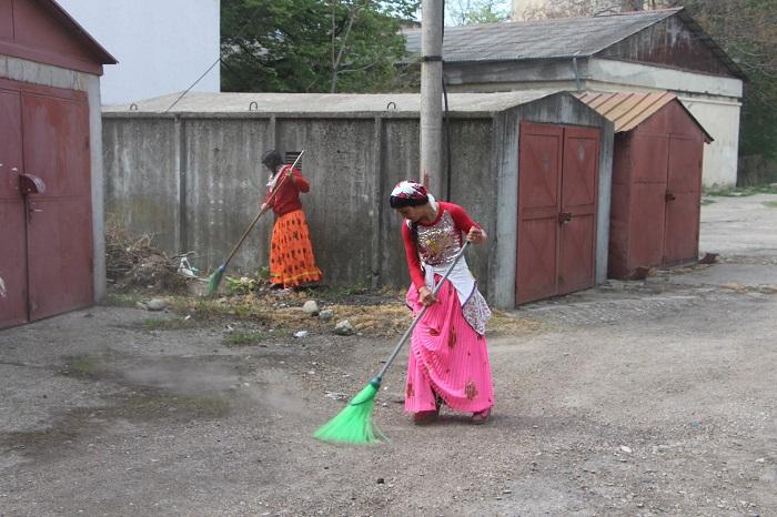 Primarul din Focşani a scos asistaţii social la curăţenia stradală