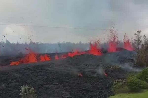 Lavă pe străzi după erupția vulcanului Kilauea din Hawaii