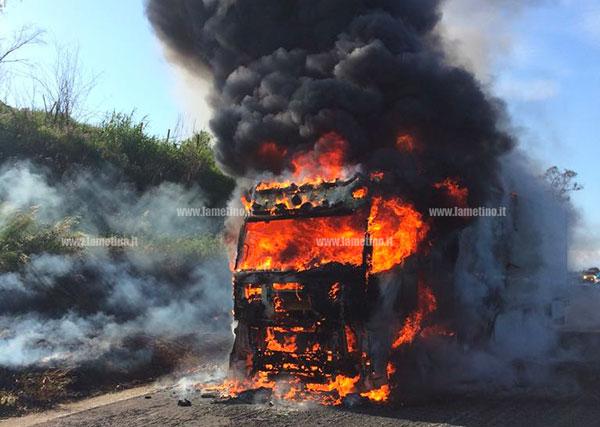 Imagini şocante pe o autostradă din Italia, unde un TIR a luat foc