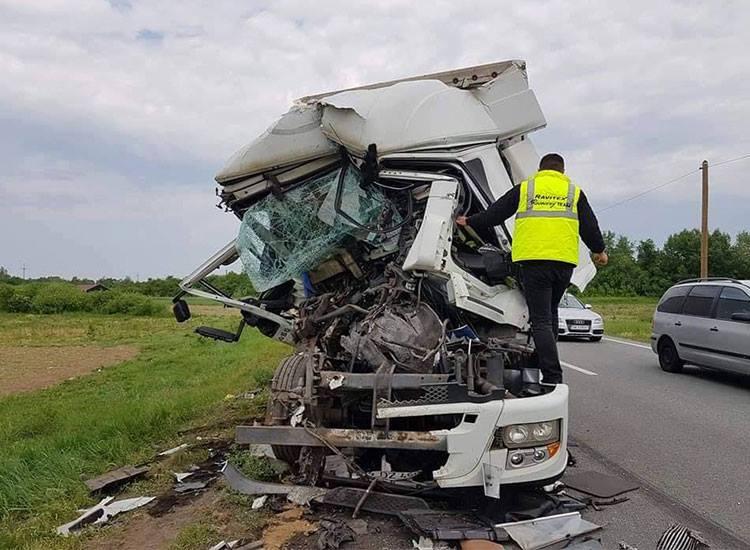 Impact devastator între două TIR-uri conduse de un român şi un turc